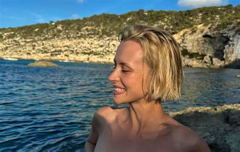 angèle nue|Topless au bord de la mer : Angèle dévoile des photos ultra